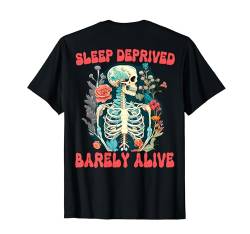 Lustiges Skelett Schlaf Deprived Barely Alive Halloween Schädel T-Shirt von Inappropriate Dark Humor & Offensive Crew Clothing