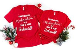 Unser Erstes Weihnachten als Ehepaar T-Shirts Weihnachten Partnerlook Set Personalisiert mit Name - Frau Mann Ehepaar Pärchen Outfit (Unisex, Rot) von JUNALOO