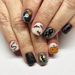 JUSTUSNX 24pcs Schwarze kurze gefälschte Nägel Kürbis falsche Nägel Halloween Presse auf Nägel für Frauen und Mädchen (D) von JUSTUSNX