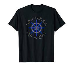 Non Terra Sed Aquis Seemanns Lateinische Motto Segler T-Shirt von Jimmo Designs