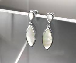 White Oval Earrings, Sterling Silver, Bright Mother of Pearl Shell Earrings, Oval Stone Dangle Earrings, Geometric Jewelry (Make your choice :: SET + Chain 40cm, Gift-Wrapping: Free) von KRAMIKE