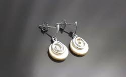 White round earrings, Sterling Silver, Genuine Mother of Pearl Shell Stone, Spiral Design Dangle Earrings, Modern Swirl Design Jewelry (Make your choice :: Earrings/Boucles, Gift Wrapping: Free) von KRAMIKE