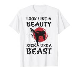 Lustiges Karate-Kickboxen mit Aufschrift "Look Like A Beauty Kick Like A Beast" T-Shirt von Karate Fans Co.