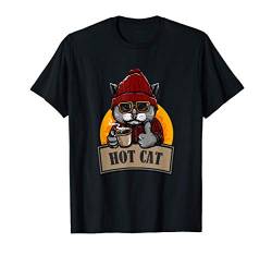 Coole Katze Hot Cat in einer Mütze und Brille trinkt Kaffee T-Shirt von Katzen Cats Designs24
