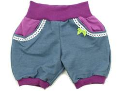 Kleine Könige Kurze Pumphose Baby Mädchen Shorts mit Taschen · Modell Jeansjersey blau lila mit Spitze, Magenta · Ökotex 100 Zertifiziert · Größe 86/92 von Kleine Könige