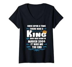 Damen Es war einmal ein König. März 2004 Geburtstag T-Shirt mit V-Ausschnitt von König Mann Geburtstag Junge