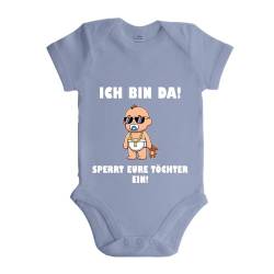 LIEBTASTISCH - Ich bin da! Sperrt eure Töchter ein! - Baby body kurzarm - Strampler - mit Druckknöpfen - Jungen - 100% Bio Baumwolle (Dusty blue, 12-18 Monate) von LIEBTASTISCH