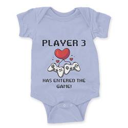 LIEBTASTISCH - Player 3 Has Entered The Game - Baby body kurzarm - Strampler - mit Druckknöpfen - 100% Bio Baumwolle - Geschenk - Geschenkidee - Zocker - Gamer (Hellblau, 3-6 Monate) von LIEBTASTISCH