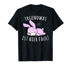 Irgendwas ist hier faul, Niedlich Fauler Hase Spruch T-Shirt von Lustige Pyjama Schlafanzug Chillen Sprüche Design