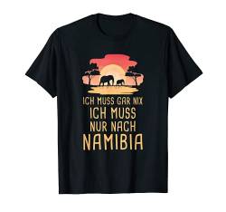 Ich Muss Gar Nix Ich Muss Nur Nach Namibia Afrika Safari T-Shirt von Lustige Urlaub & Reise Geschenke