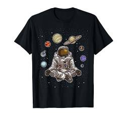 Yoga Astronaut meditiert im Weltraum und fühlt die Galaxie T-Shirt von Lustige Weltraum Geschenkidee