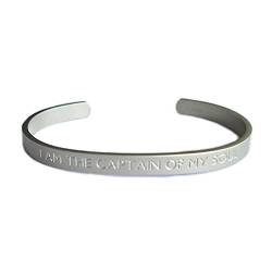 MEIN MANTRA by alexa Armband Armreif Herren Silber mit Spruch in Englisch I AM The Captain und Innen-Gravur in Deutsch in Geschenkbox von MEIN MANTRA by alexa