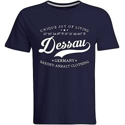 Dessau T-Shirt mit Breitengrad Längengrad Koordinaten GPS Stadt Souvenir Geschenk (Herren, Schwarz, Weiß, Navy), Farbe: Navy, Größe: XL von MERCHIFY