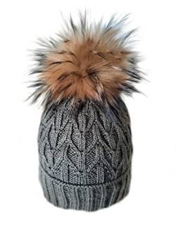 MERRYLAND Mütze Echtfellbommel Pudelmütze ECHTFELL Bommelmütze Olivegrün Hat Real Fur Handmade Fellbommel Echt Fell Strickmütze Bommel Pelzbommel Waschbär Raccoon Pelz von MERRYLAND