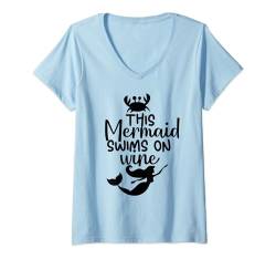 Damen Diese Meerjungfrau schwimmt auf Wein - Fun Summer T-Shirt mit V-Ausschnitt von MM Squad