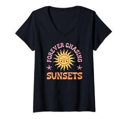 Damen Forever Chasing Sunsets - Fun Summer T-Shirt mit V-Ausschnitt von MM Squad