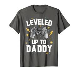 Leveled Up To Daddy Baby Announcement Gaming Gamer T-Shirt von Matching Family by 14th Floor
