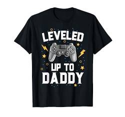 Leveled Up To Daddy Baby Announcement Gaming Gamer T-Shirt von Matching Family by 14th Floor