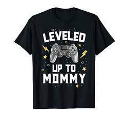 Leveled Up To Mommy Baby Announcement Gaming Gamer T-Shirt von Matching Family by 14th Floor