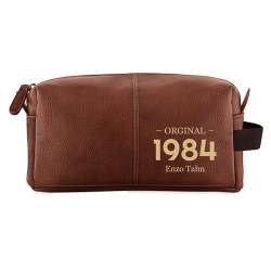 Maverton Vintage Kosmetiktasche mit Gravur - Handtasche mit großem Fach für Toilettenartikel - Kulturbeutel zum Aufhängen - personalisierte Reisetasche für Männer zum Geburtstag - Braun - Jahrgang von Maverton