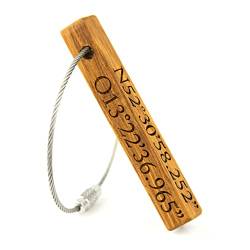 MenQ Holz Schlüsselanhänger personalisiert mit Gravur Koordinaten Datum Jahrestag Name Eiche Glücksbringer Anhänger (dünn), Braun, G-HOLZ-STICKS von MenQ