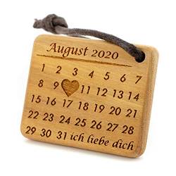 MenQ Kalender Holz Schlüsselanhänger personalisiert mit Gravur HERZ Datum Jahrestag Name Kirschholz Glücksbringer Anhänger von MenQ