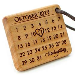 MenQ Kalender Schlüsselanhänger Muttertag Holz personalisiert mit Gravur Datum Jahrestag Name Glücksbringer Anhänger von MenQ