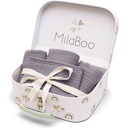 MilaBoo® 4er Set Lätzchen Baby Geschenk zur Geburt I 100% Bio-Baumwolle GOTS-zertifiziert I Lätzchen - Handtuch - Spucktuch - Dreieckstuch mit Spielkoffer FSC (Geschenkset Dunkelgrau) von Milaboo