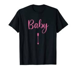 Baby Mädchen mit Pfeil zeigt auf Bauch passende Schwangerschaft T-Shirt von Mom to Be Design Co