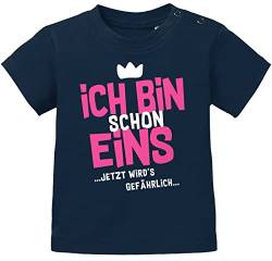 MoonWorks® Baby T-Shirt 1. Geburtstag Spruch Ich Bin Schon 1 jetzt wird's gefährlich Geburtstagsshirt Bio-Baumwolle Navy-pink 68/74 (4-9 Monate) von MoonWorks