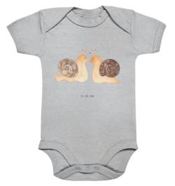 Mr. & Mrs. Panda 1. - 3. Monat Organic Baby Body Schnecken Liebe - Geschenk, Wickelbody, Strampler, glücklich, Hocheitstag, Heiraten, Ehefrau, von Mr. & Mrs. Panda