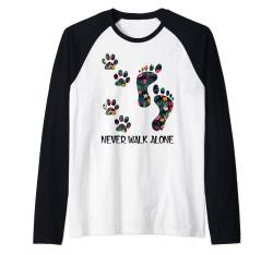 Never Walk Alone Hunde-Hemd mit Pfoten-Motiv, für Hundeliebhaber Raglan von My Dog Shirt - Dog Lovers Gift