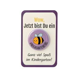 Kindergarten Geschenk Button „Biene“ mit Karte OHNE Nadel als Set! Kindergartengeschenk für den ersten Tag im Kindergarten, als Kita Starterset oder als Kindergartentüte Füllung - Jung und Mädchen von My Maisie