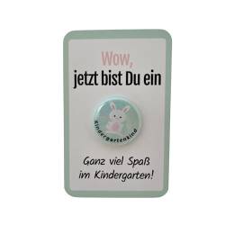 Kindergarten Geschenk Button „Hase“ mit Karte OHNE Nadel als Set! Kindergartengeschenk für den ersten Tag im Kindergarten, als Kita Starterset oder als Kindergartentüte Füllung - Jung und Mädchen von My Maisie