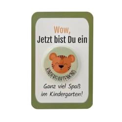 Kindergarten Geschenk Button „Tiger“ mit Karte OHNE Nadel als Set! Kindergartengeschenk für den ersten Tag im Kindergarten, als Kita Starterset oder als Kindergartentüte Füllung - Jung und Mädchen von My Maisie