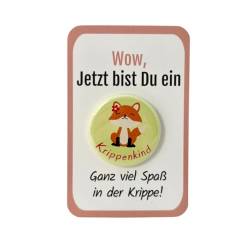 Krippenkinder Button „Fuchs“ mit Kärtchen - Sicherer Anstecker OHNE Nadel - Ideales Krippen- und Kitageschenk für den Start - Jungen und Mädchen von My Maisie