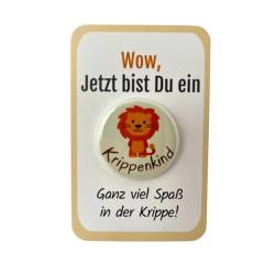 Krippenkinder Button „Löwe“ mit Kärtchen - Sicherer Anstecker OHNE Nadel - Ideales Krippen- und Kitageschenk für den Start - Jungen und Mädchen von My Maisie