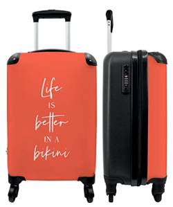 NoBoringSuitcases.com® Koffer Handgepäck Trolley Rollkoffer Kleine Reisekoffer mit 4 Rollen - Das Leben ist Besser im Bikini - Orange - Zitat - 55x35x20cm - Fotokoffer - Kabinenkoffer - Boardgepäck von NoBoringSuitcases.com