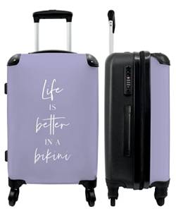 NoBoringSuitcases.com® Koffer groß Trolley Rollkoffer Reisekoffer mit 4 Rollen Fotokoffer - Das Leben ist Besser im Bikini - Lila - Zitat - 67x43x25cm - 90 Liter von NoBoringSuitcases.com