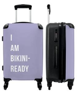 NoBoringSuitcases.com® Koffer groß Trolley Rollkoffer Reisekoffer mit 4 Rollen Fotokoffer - Ich Bin bereit für den Bikini - Lila - Zitat - 67x43x25cm - 90 Liter von NoBoringSuitcases.com