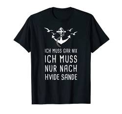 Ich Muss Gar Nix Ich Muss Nur Nach Hvide Sande Dänemark T-Shirt von Nordland Designs