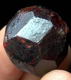 OSBELE 40–50 g natürliches rotes Pyrop-Granat-Kristall-Edelstein-Rohexemplar ZANLIIYIN von OSBELE