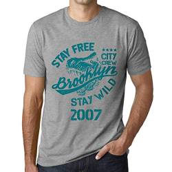 Herren Grafik T-Shirt Stay Free Stay Wild 2007 Geschenk 17. Geburtstag Jahrestag 17 Jahre Jubiläum 17 Jährige Mann Jahrgang 2007 Kurzarm Lustige Druck Grau Meliert L von One in the City