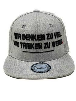 Outfitfabrik Snapback Cap Wir Denken zu viel und Trinken zu wenig in grau mit schwarzem 3D-Stick (Festival, Alkohol, Statement, Saufen) für Männer und Frauen, verstellbar an der Rückseite von Outfitfabrik