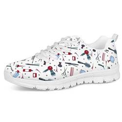 POLERO Herren Damen Laufschuhe Atmungsaktiv Turnschuhe Schnürer Sportschuhe Nurse Sneaker mit Friseurwerkzeuge Print wie Föhn Kamm Haarschneider Haarsprayflasche 39 EU Weiß von POLERO