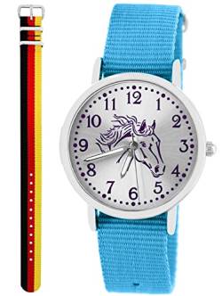 Pacific Time Kinder Armbanduhr Mädchen Junge Pferd Motivuhr Kinderuhr Set 2 Textil Armband hellblau + Deutschland analog Quarz 10385 von Pacific Time