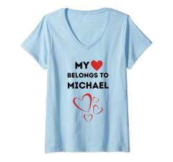 Damen Mein Herz gehört Michael Ich liebe Michael Personalisiert T-Shirt mit V-Ausschnitt von Personalised Name Valentines Day Gifts For Women