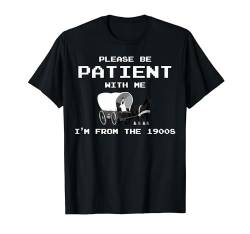 Bitte haben Sie Geduld mit mir, ich komme aus dem 1900er Jahrgang T-Shirt von Please Be Patient With Me I'm From The 1900s