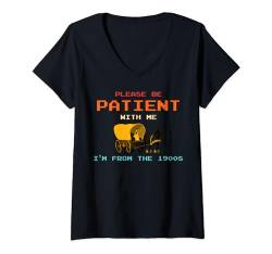 Damen Bitte haben Sie Geduld mit mir, ich komme aus dem 1900er Jahrgang T-Shirt mit V-Ausschnitt von Please Be Patient With Me I'm From The 1900s