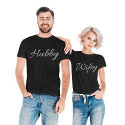 Hubby Wifey Partnerlook T-Shirt 2er Set - Paar Shirt Set - Couple T-Shirt Set - Hochwertige Qualität - Partner Geschenke - Pärchen T-Shirt Set von PlimPlom